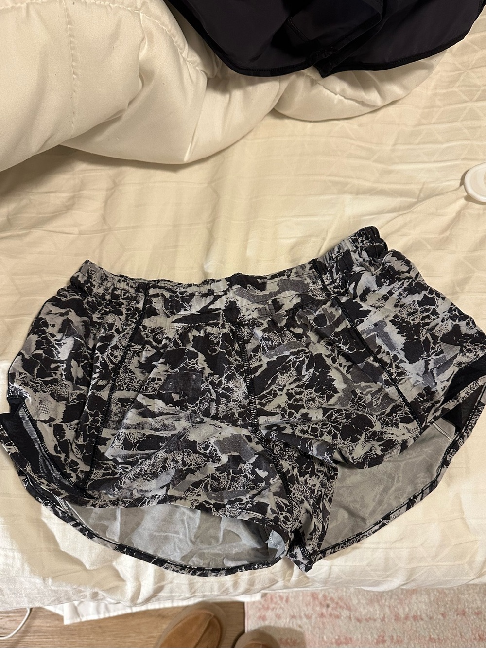Lululemon - 2.5 Inch Hotty Hot Short